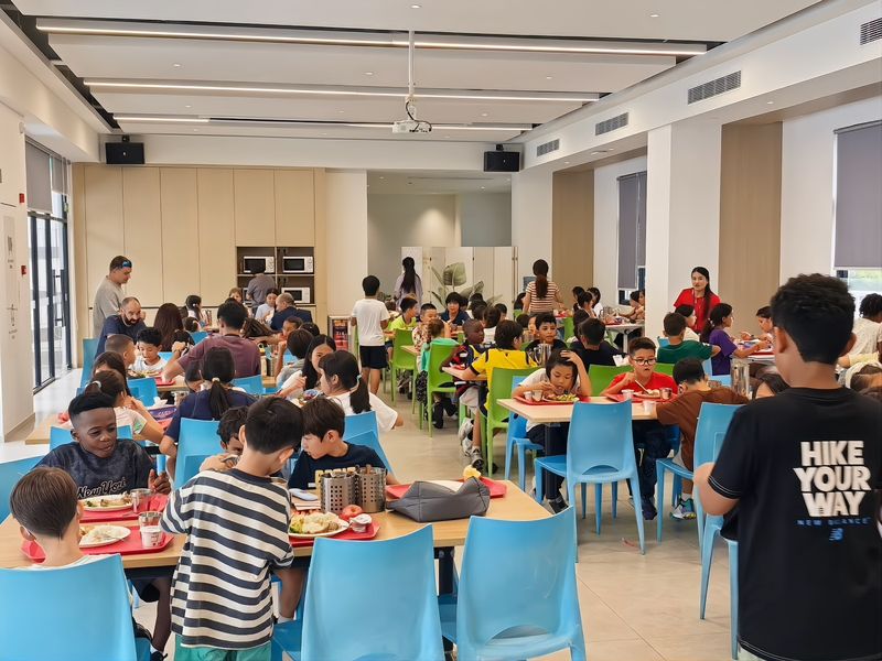 法国外籍子女学校午餐自助配餐现场实拍