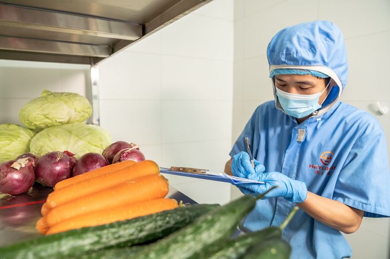 食材台账登记，在新鲜蔬菜旁记录入库信息