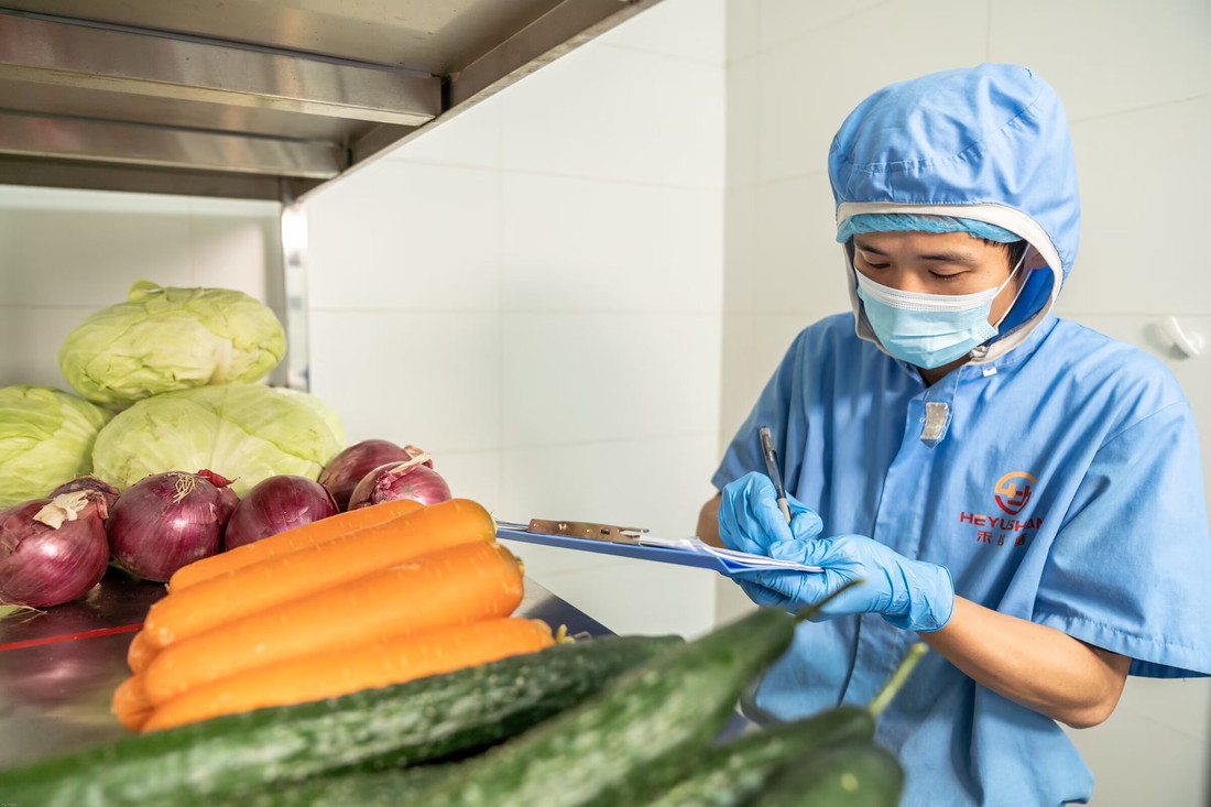 食材台账登记,在新鲜蔬菜旁记录入库信息