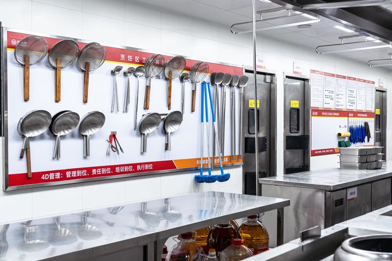 4D管理工具墙，烹饪区工具定点摆放标识清晰