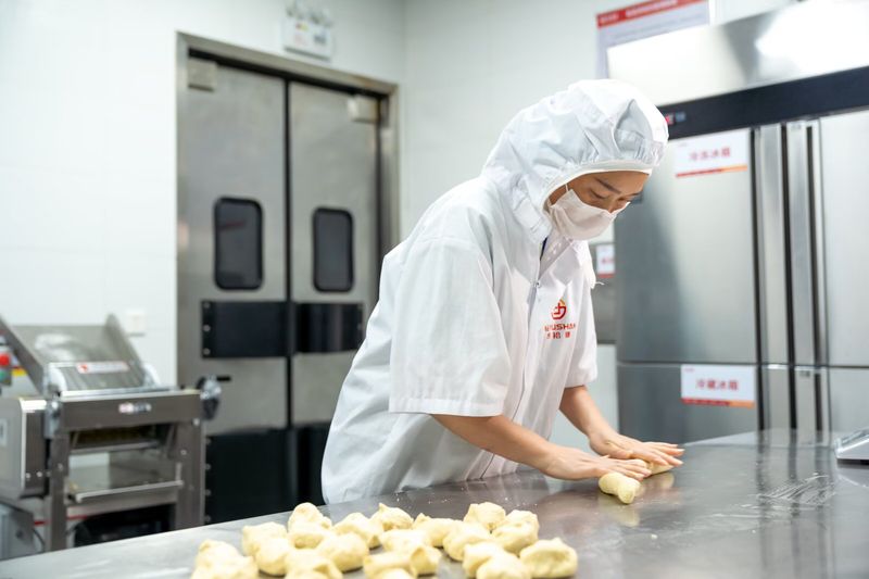 面点制作间，工作人员手工制作馒头包子等面点