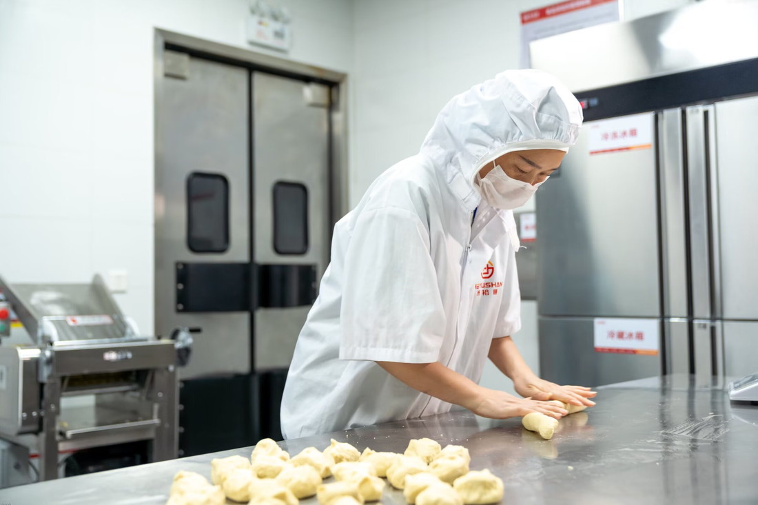 面点制作间,工作人员手工制作馒头包子等面点
