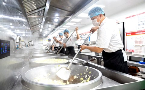 禾裕膳中央厨房烹饪制作区实景
