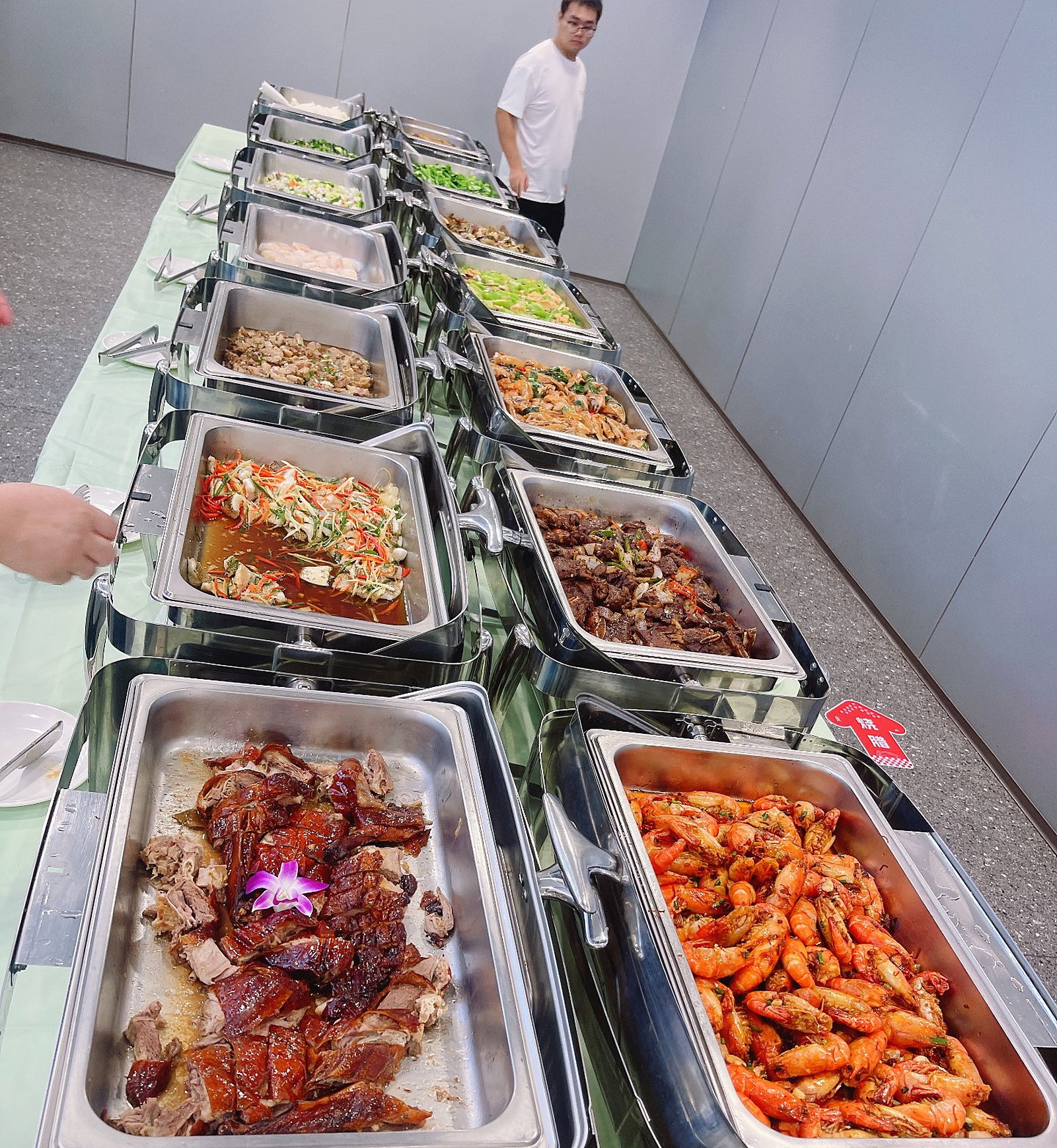 开餐前的热菜台:保温餐炉中的粤式热菜