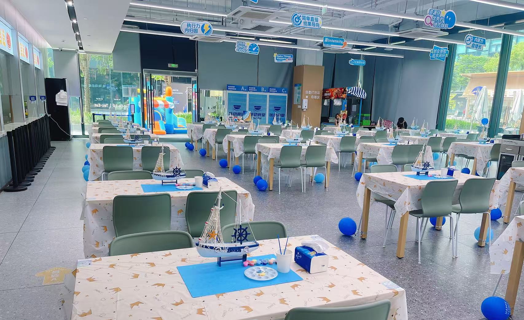 钛动科技家庭日场地布置:海洋主题桌布、蓝色手工垫与气球